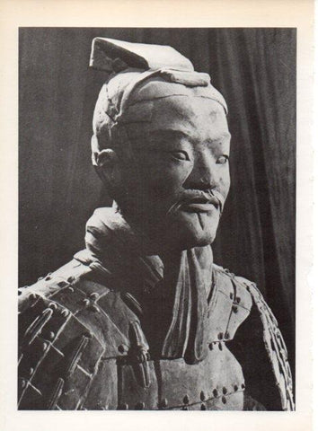 LAMINA V19253: Estatua de un guerrero chino de Shen-si, China