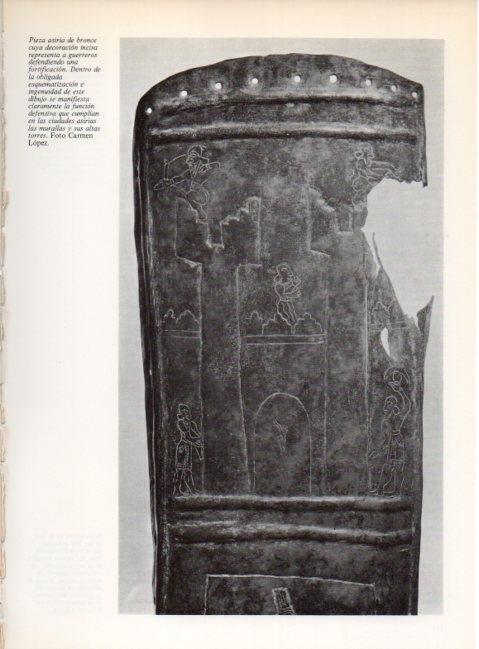LAMINA V19210: Guerreros defendiendo una fortificacion, pieza asiria de bronce