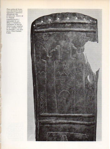 LAMINA V19210: Guerreros defendiendo una fortificacion, pieza asiria de bronce