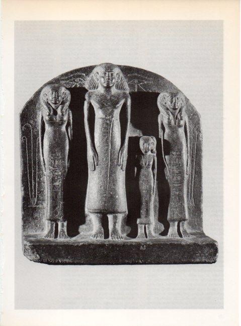 LAMINA V19212: Altorrelieve egipcio de un grupo familiar, Museo de El Cairo