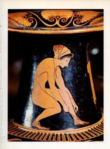 LAMINA V19214: Anfora de Olto, mujer calzandose
