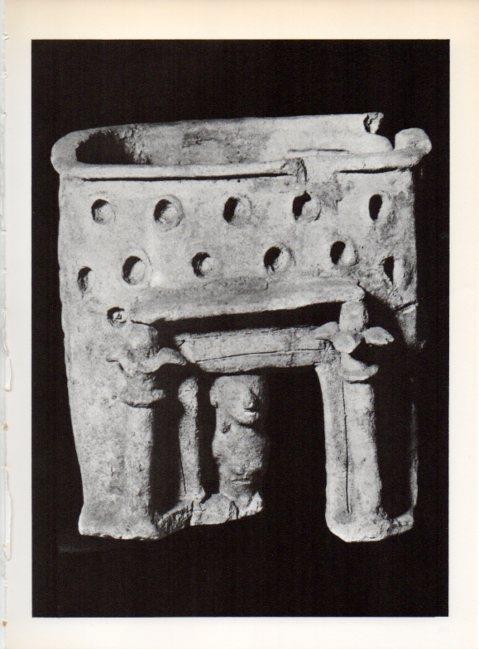 LAMINA V19224: Exvoto con forma de templo, terracota de Idalia