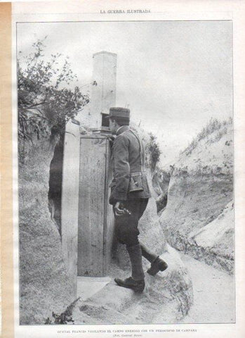 LAMINA V22338: Oficial frances vigilando con un periscopio de campaña