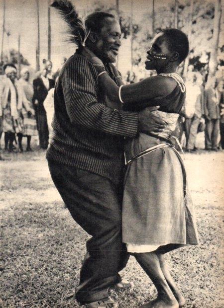 LAMINA V22074: Jomo Kenyatia y su mujer bailando
