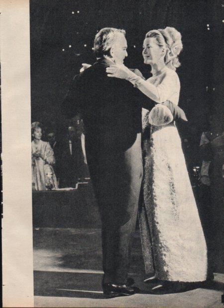 LAMINA V21763: Rainero y Grace Kelly en baile de debutantes en Sevilla