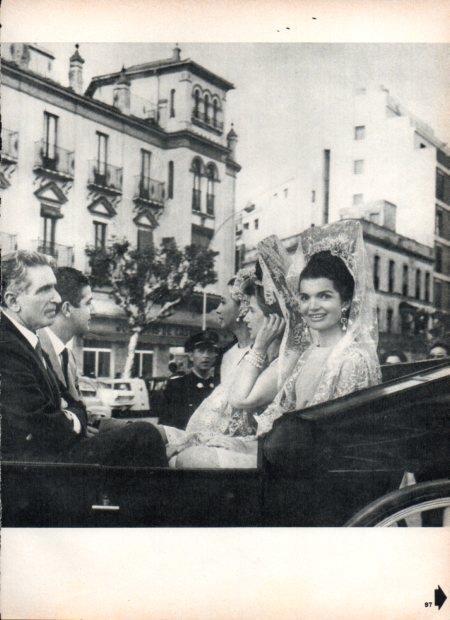 LAMINA V21806: Jacqueline Kennedy y la duquesa de Alba en coche de caballos