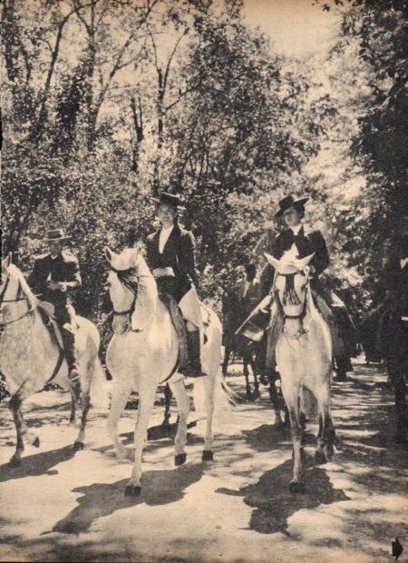 LAMINA V21802: Jacqueline Kennedy y la duquesa de Alba a caballo