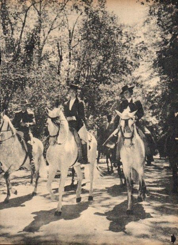 LAMINA V21802: Jacqueline Kennedy y la duquesa de Alba a caballo