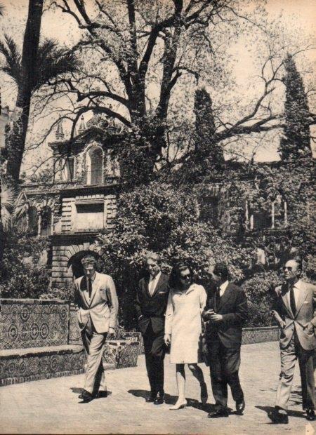 LAMINA V21801: Jacqueline Kennedy en el jardin del Alcazar 