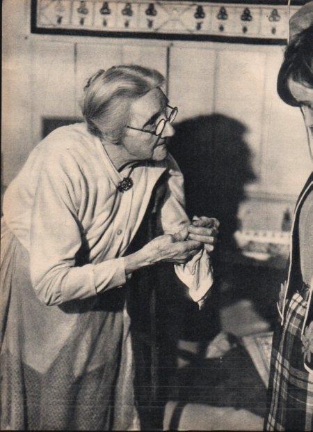 LAMINA V21699: Señorita Allen celebra su primera exposicion