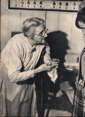 LAMINA V21699: Señorita Allen celebra su primera exposicion