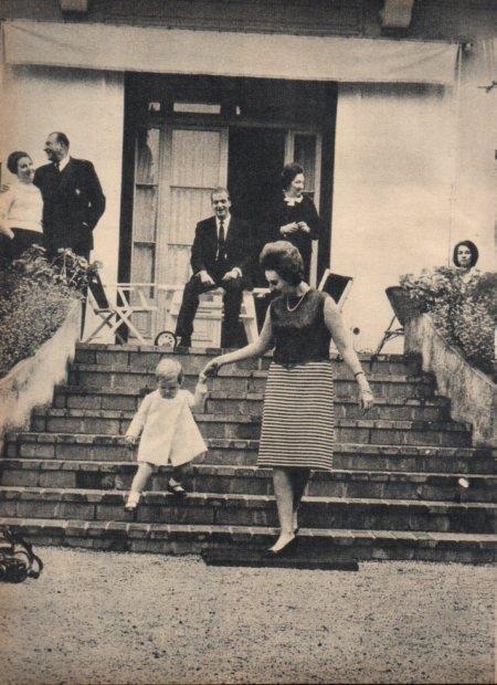 LAMINA V21727: Familia Real española en escalinata de Villa Teba
