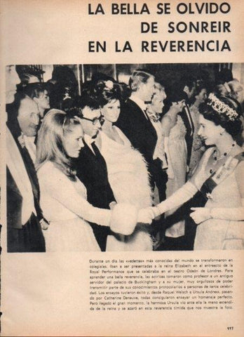 LAMINA V21712: Isabel II Ursula Andress Raquel y Welsch en Londresç