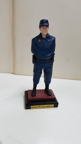 Figura de resina artesanal: Agente del Cuerpo Nacional de Policia con los brazos atras