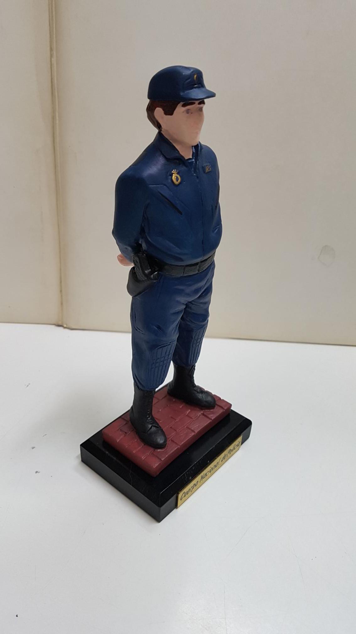 Figura de resina artesanal: Agente del Cuerpo Nacional de Policia con los brazos atras