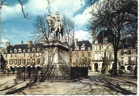 POSTAL L05866: Plaza des Vosges en Paris