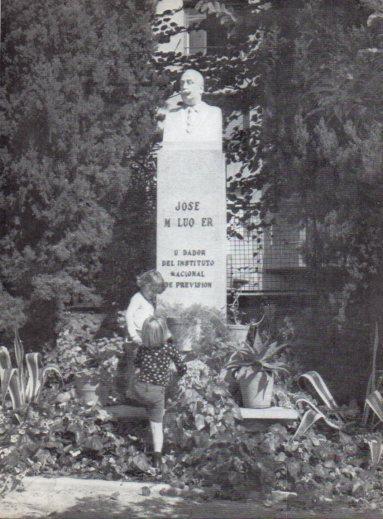 LAMINA V28077: Monumento a J. Maluque i Salvador en Barcelona