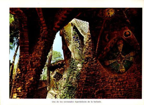 LAMINA V28110: Iglesia de la Colonia Guell. Ventanales de la fachada