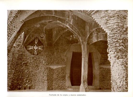 LAMINA V28093: Iglesia de la Colonia Guell. Fachada de la cripta