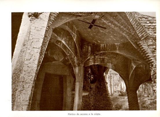 LAMINA V28094: Iglesia de la Colonia Guell. Portico de acceso a la cripta