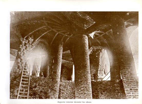 LAMINA V28095: Iglesia de la Colonia Guell. Aspecto interior durante las obras
