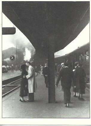 POSTAL A2120: The kiss at Saint Lazare