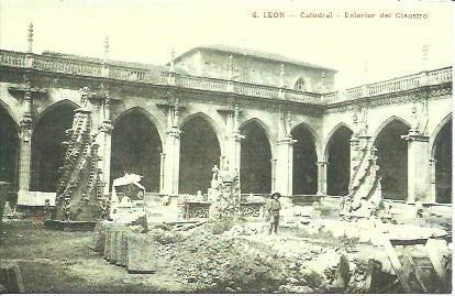 POSTAL A2310: Exterior del claustro de la catedral de Leon