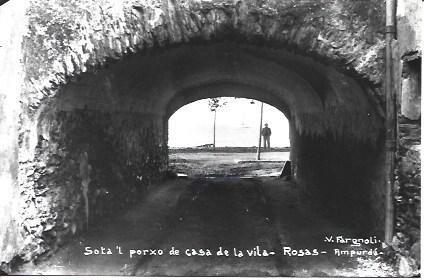 POSTAL A1883: Porxo de la Casa de la Vila de Roses