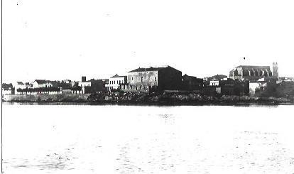 POSTAL A1902: Vista de rio con pueblo