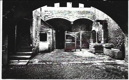 POSTAL A1913: Patio de casa de Girona
