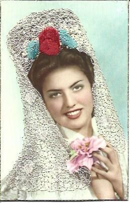 POSTAL A2042: Mujer con mantilla