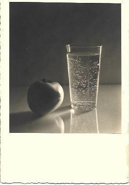 POSTAL A2023: Vaso y manzana