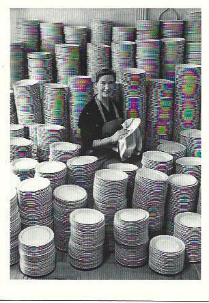 POSTAL A2057: Mujer con platos