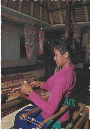 POSTAL A1950: Tejedora en Bali