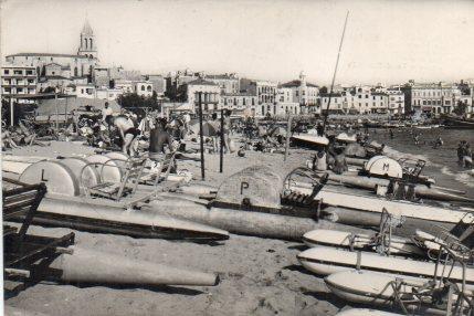 POSTAL PV01101: Patines y bañistas en la playa de Palamos