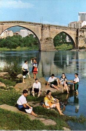 POSTAL PV00978: Puente romano y grupo tipico en Orense