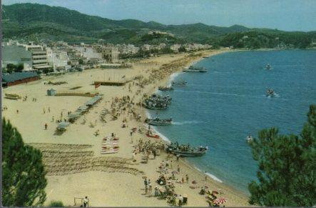 POSTAL PV00904: Barcas con gente en la playa de Lloret de Mar