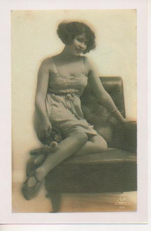 Postal E07084:  Las Mas Bellas Tarjetas Postales Siglo XIX y XX. Joven Parisina (4)