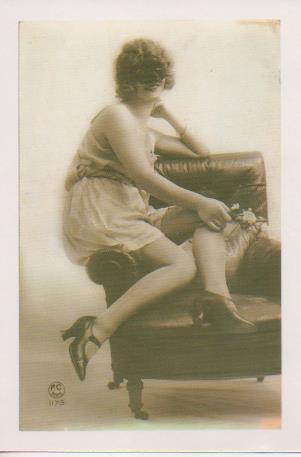 Postal E07083:  Las Mas Bellas Tarjetas Postales Siglo XIX y XX. Joven Parisina (3)