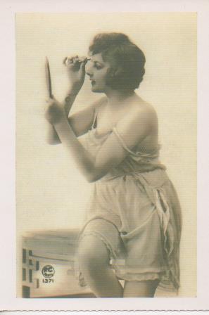 Postal E07082:  Las Mas Bellas Tarjetas Postales Siglo XIX y XX. Joven Parisina (2)