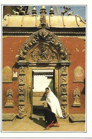 POSTAL A2504: Puerta de Oro en Bhadgaon, Nepal