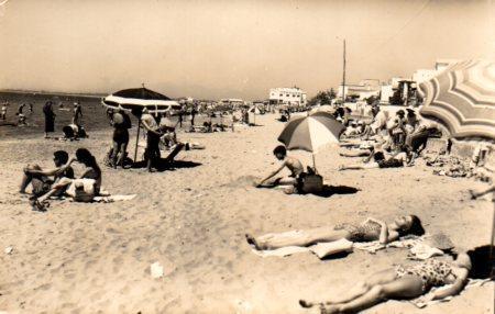 POSTAL PV03105: Turistas tomando el sol en playa de Rosas, Gerona