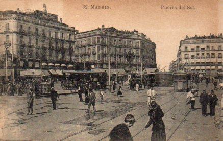 POSTAL PV03246: Paseantes en Puerta del Sol, Madrid