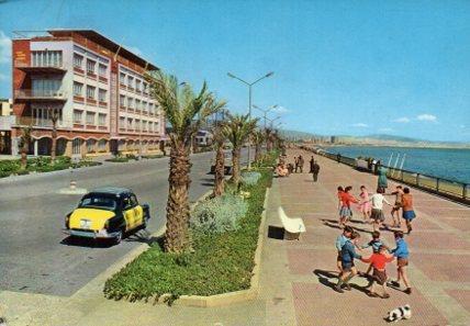 POSTAL PV02585: Niños jugando en el Paseo Maritimo de Barcelona