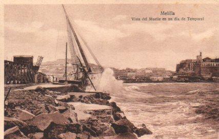 POSTAL PV02850: Melilla vista del Muelle en un dia de Temporal