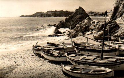 POSTAL PV02745: Barcas en playa La Caleta, Lloret de Mar