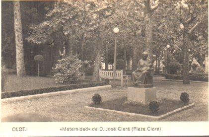 POSTAL PV02804: Estatua Maternidad en plaza Clara, Olot