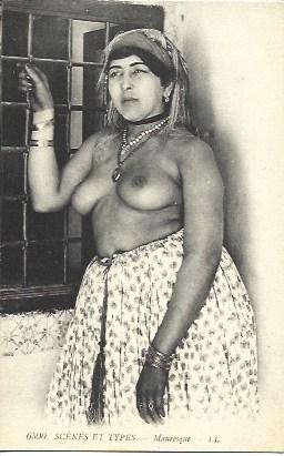 POSTAL A3093: Mujer en ventana de Marruecos
