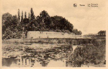 POSTAL PV03656: Les Remparts, Ypres