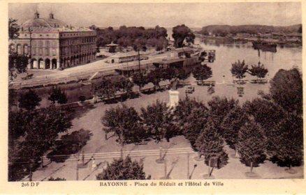 POSTAL PV03763: Bayonne, Place du Reduit et l'Hotel de Ville